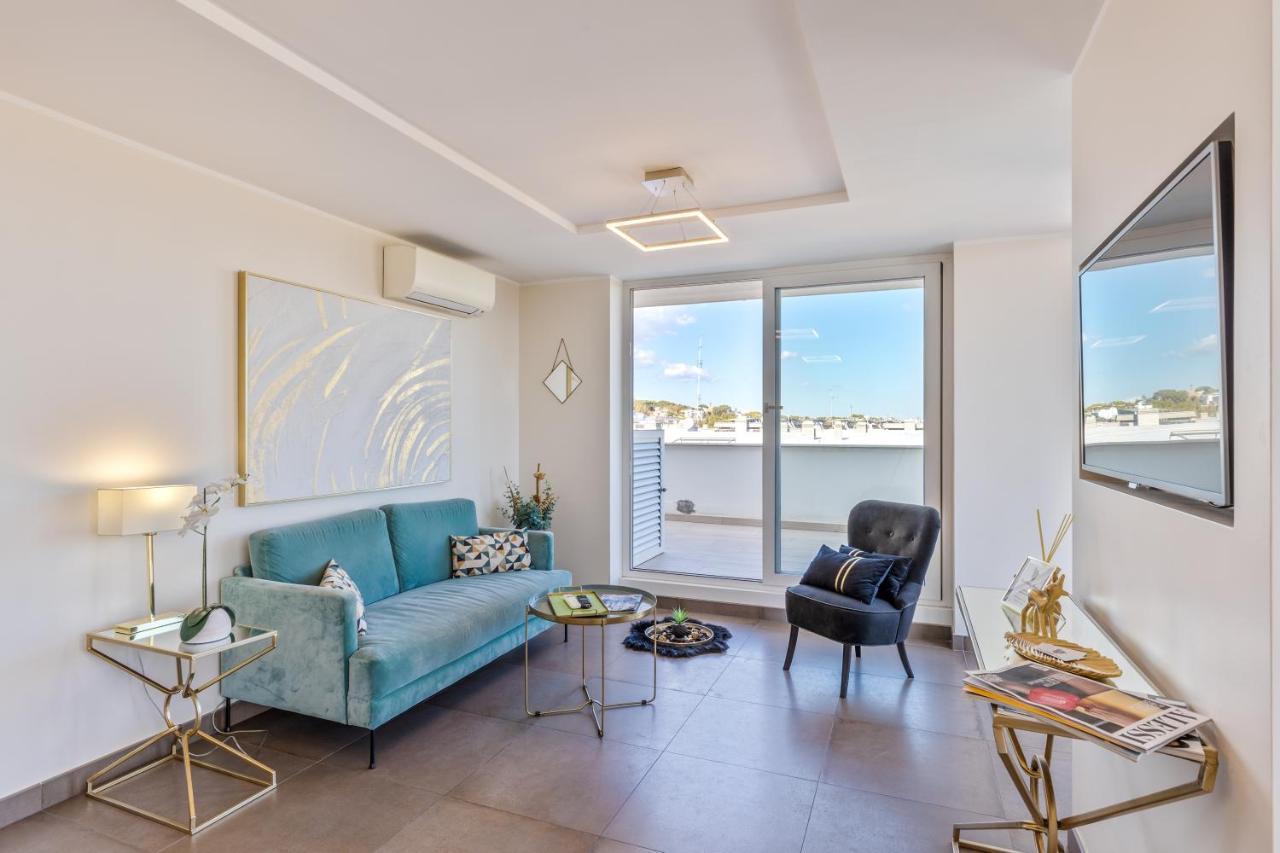 Penthouse With A Panoramic Rooftop In Trastevere With Seasonally Jacuzzi Appartamento Roma